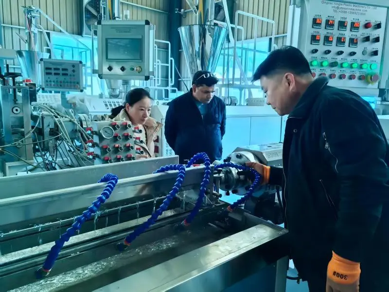 ভারতের গ্রাহকের জন্য রাবার সেচ পাইপ মেশিন অন-সাইট চলছে