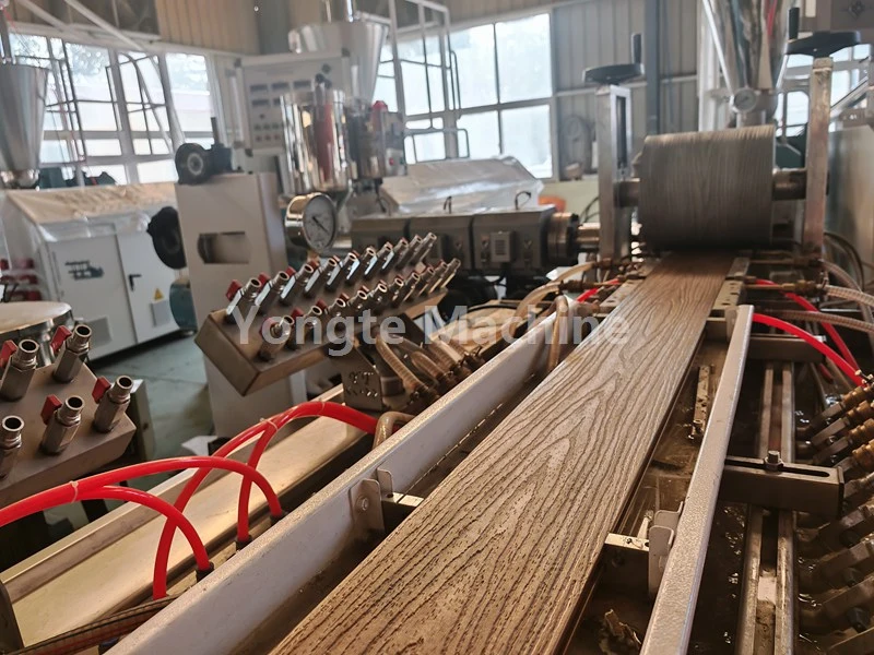 Yongte ক্লায়েন্টকে WPC প্রোফাইল এক্সট্রুশন লাইন অপ্টিমাইজ করতে সহায়তা করেছে যার ফলে আউটপুট দক্ষতা 40% বৃদ্ধি পেয়েছে