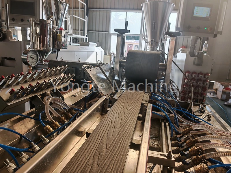 মেশিন প্লাস্টিক বর্জ্যকে WPC প্রোফাইলে পরিণত করে